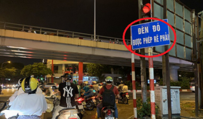 Biển báo cấm rẽ khi đèn đỏ