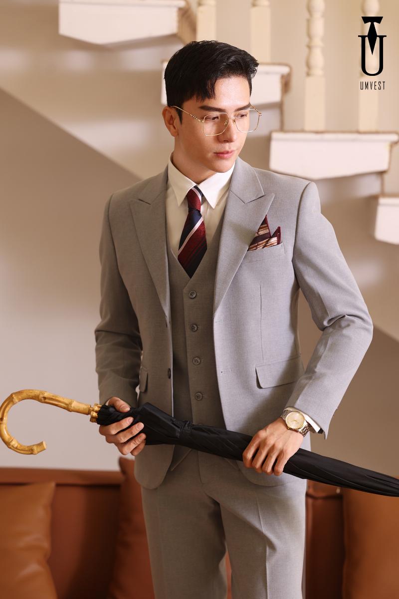 Hình ảnh bộ vest đen lịch lãm cho người mệnh Mộc