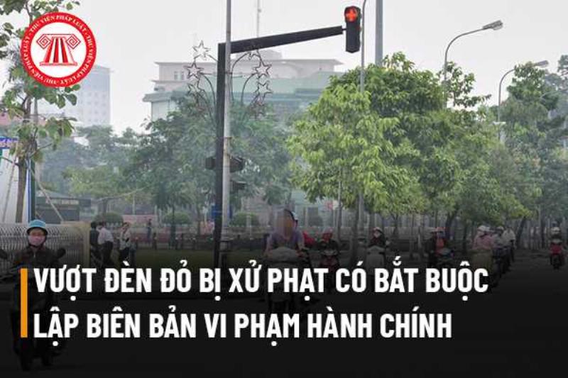 Cảnh sát giao thông xử phạt lỗi vượt đèn đỏ