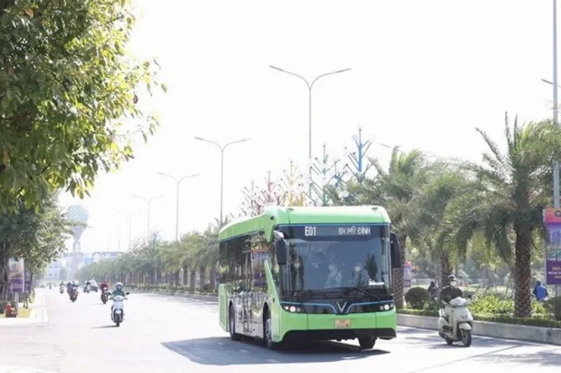 Hanh khach len xuong xe tai mot diem dung xe bus dien E05 VinFast