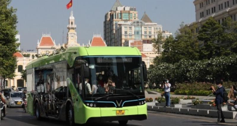 Gia dinh hanh khach dang buoc len xe bus dien E05, the hien su tien loi cho moi lua tuoi