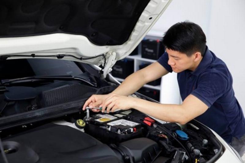 Minh họa xe đang được sửa chữa tại gara để khôi phục về nguyên bản hoặc thực hiện cải tạo hợp pháp, tránh lỗi kết cấu