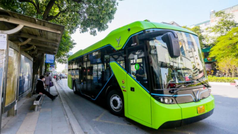 Anh minh hoa xe bus dien E05 VinFast dang di chuyen tren duong pho Ha Noi hien dai
