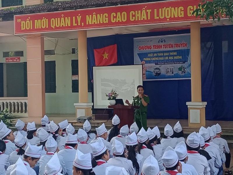 Luật giao thông mũ bảo hiểm nửa đầu