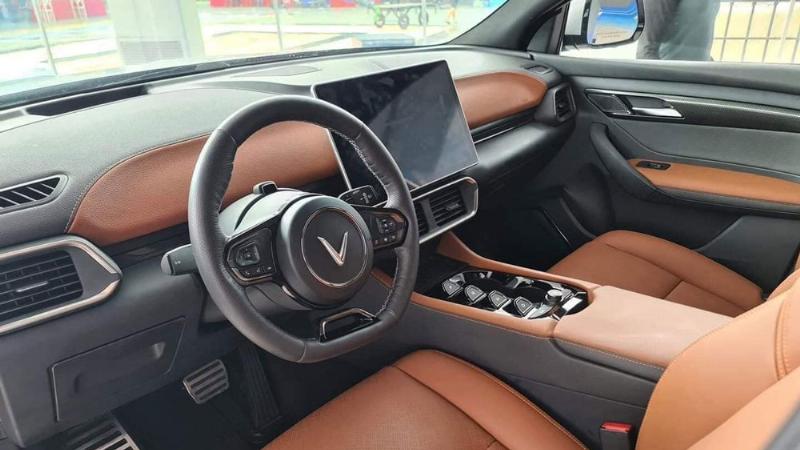 Khởi động lại xe Vinfast khi sạc xe điện không lên đèn đỏ
