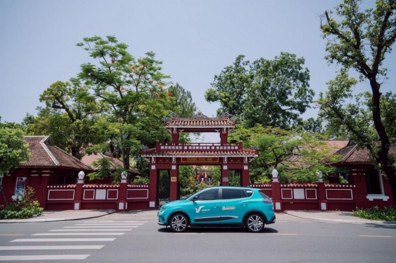 Taxi Vinfast Huế đón khách tại Đại Nội