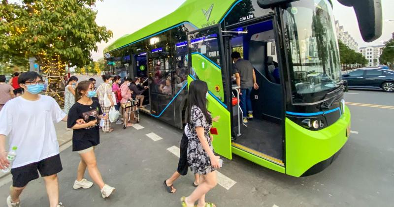 Ben trong xe bus dien E05 VinFast voi ghe ngoi rong rai cong sac usb