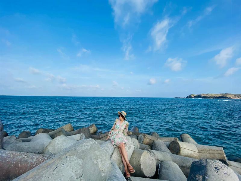 Du khach dang tan huong khong khi trong lanh va canh dep tai dao Phu Quy