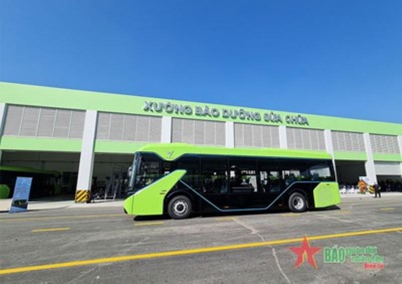 Xe bus dien E05 VinFast di chuyen tren cau Chuong Duong tai Ha Noi