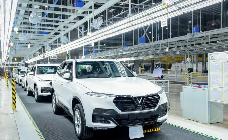 Vinfast kỹ sư kiểm tra chất lượng xe