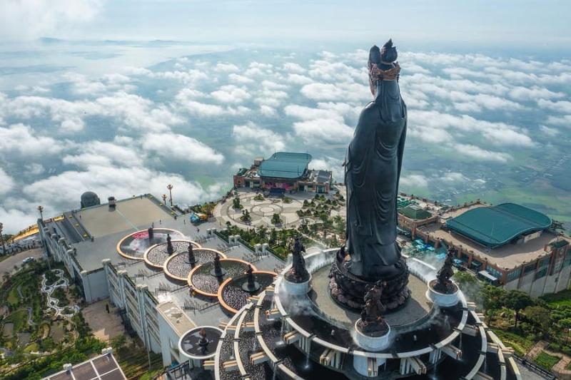 Cáp treo lên núi Bà Đen tại Vinpearl Tây Ninh