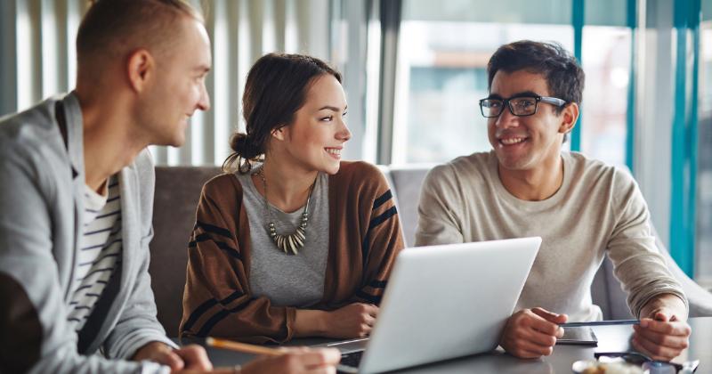 Hình ảnh minh họa một chuyên gia đang chia sẻ kiến thức, có thể là đang nói chuyện hoặc viết, với các biểu tượng liên quan đến số học hoặc tâm linh một cách tinh tế ở phía sau.