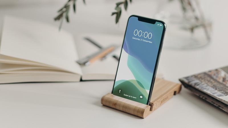 Hình ảnh minh họa lời khuyên thực tế khi thấy 08:08, có thể là hình ảnh một người đang thiền, lên kế hoạch, hoặc hành động, với các biểu tượng cân bằng và thời gian.