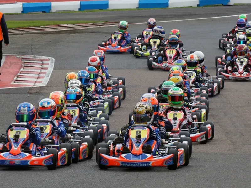 Người chơi xe go kart mặc đầy đủ trang bị bảo hộ: mũ bảo hiểm, áo bảo hộ, găng tay