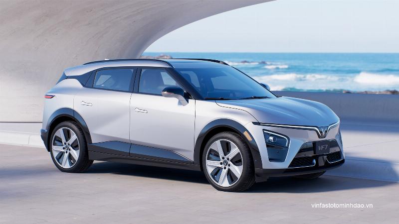 Hình ảnh bảng thông số áp suất lốp xe Vinfast được dán trên cửa xe hoặc trong sách hướng dẫn, hiển thị các giá trị áp suất khuyến nghị bằng các đơn vị khác nhau (kg/cm², psi, Bar)