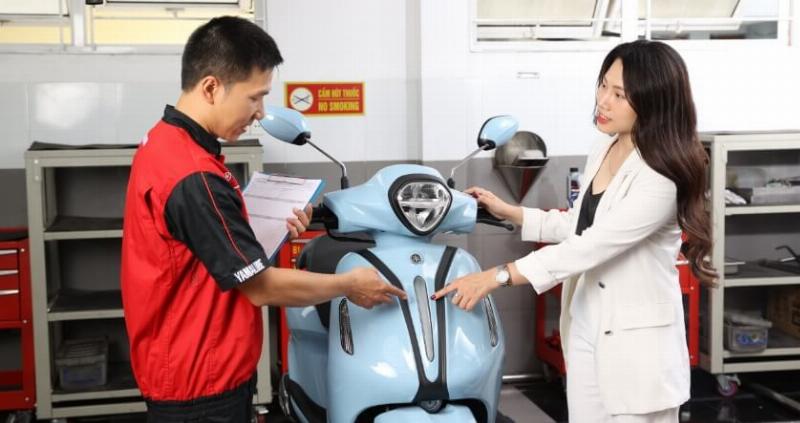 Hình ảnh cận cảnh một người thợ đang kiểm tra hoặc thay thế một bộ phận trên xe máy 110cc trong quá trình bảo dưỡng (ví dụ: thay nhớt, kiểm tra lọc gió)