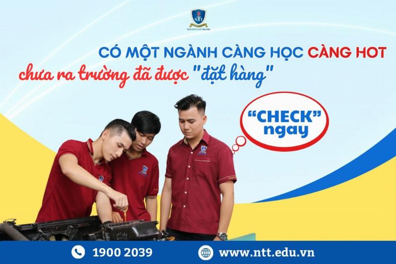 Hình ảnh một kỹ thuật viên đang kiểm tra động cơ xe máy trong xưởng bảo dưỡng, thể hiện sự chuyên nghiệp và cẩn thận khi bảo dưỡng xe máy.