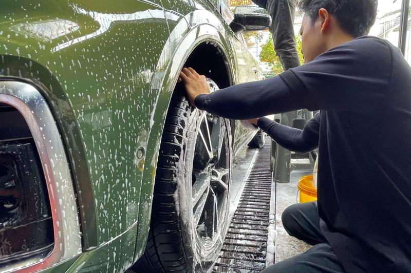 Chuoi hinh minh hoa cac buoc rua xe chuyen nghiep tai nha tu xa nuoc, dung 2 xo, rua tu tren xuong, lau kho bang khan microfiber