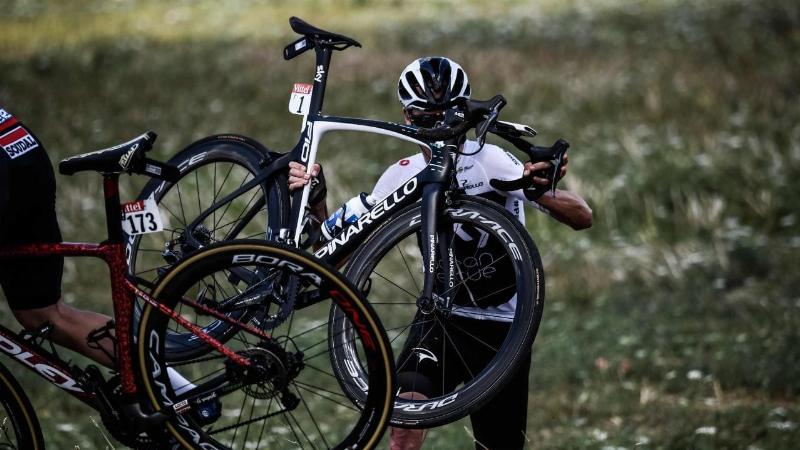 Hình ảnh một chiếc xe đạp road climbing nhẹ với khung sườn mảnh mai hơn xe aero