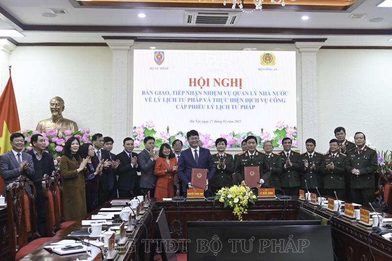 Hình ảnh máy tính và lịch thể hiện sự chậm trễ trong cập nhật dữ liệu biên bản vi phạm giao thông