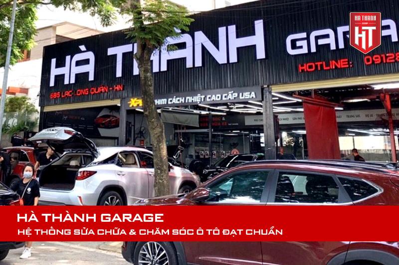 Hình ảnh một gara sửa chữa xe máy sạch sẽ, có nhiều dụng cụ chuyên dụng và kỹ thuật viên đang làm việc, nhấn mạnh việc lựa chọn địa điểm uy tín để bảo dưỡng xe máy.