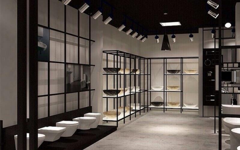 Hình ảnh minh họa một người đang xem xét các mẫu thiết bị vệ sinh trong một showroom TOTO Việt Nam, thể hiện quá trình lựa chọn sản phẩm