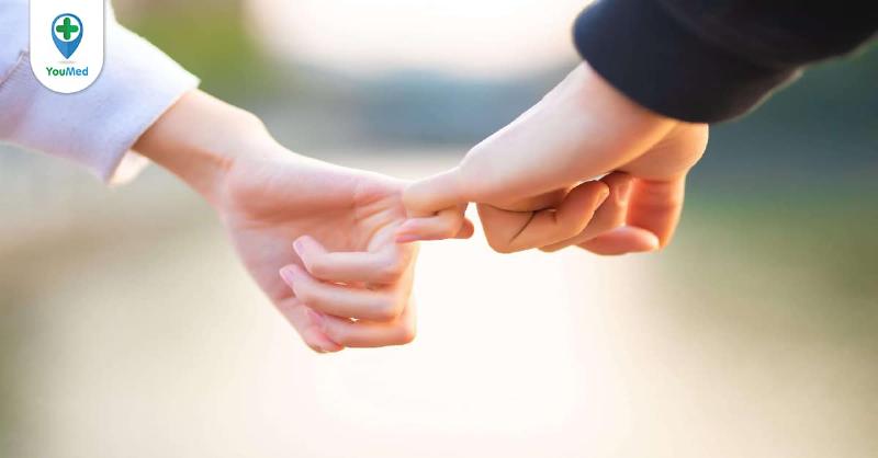 Chân dung một người đàn ông trung niên, trông như chuyên gia, đang chia sẻ ý kiến.