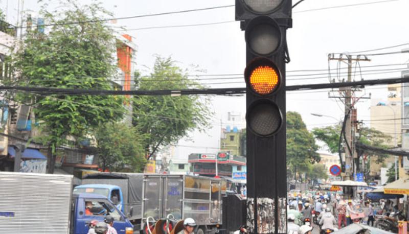 Hệ thống đèn tín hiệu giao thông tại ngã tư điều phối dòng xe, tránh tai nạn và ùn tắc.