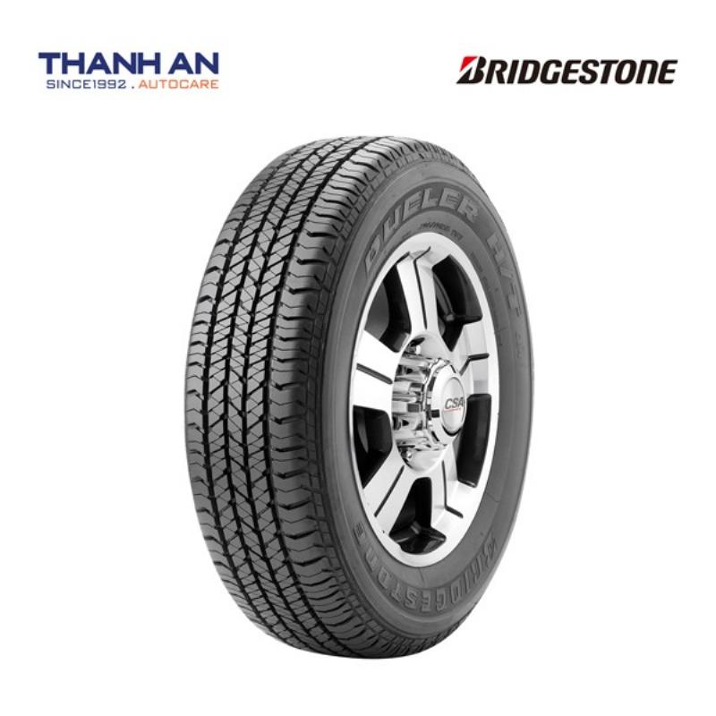 Hình ảnh xe cứu hộ lốp ô tô đang vá lốp trên đường, minh họa dịch vụ vá xe lưu động