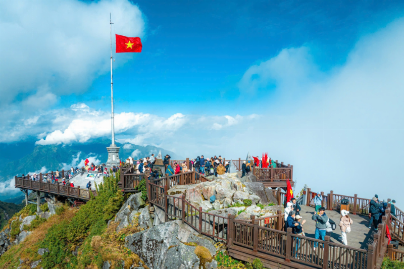 Đỉnh Fansipan hùng vĩ, nóc nhà Đông Dương, điểm đến không thể thiếu khi du lịch Sapa.