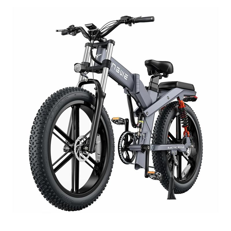 Một người đang kiểm tra pin và động cơ của xe đạp điện cũ để định giá chính xác.