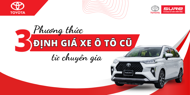 Một người đang xem xét các danh sách xe cũ trên màn hình máy tính, minh họa việc nghiên cứu thị trường để định giá xe