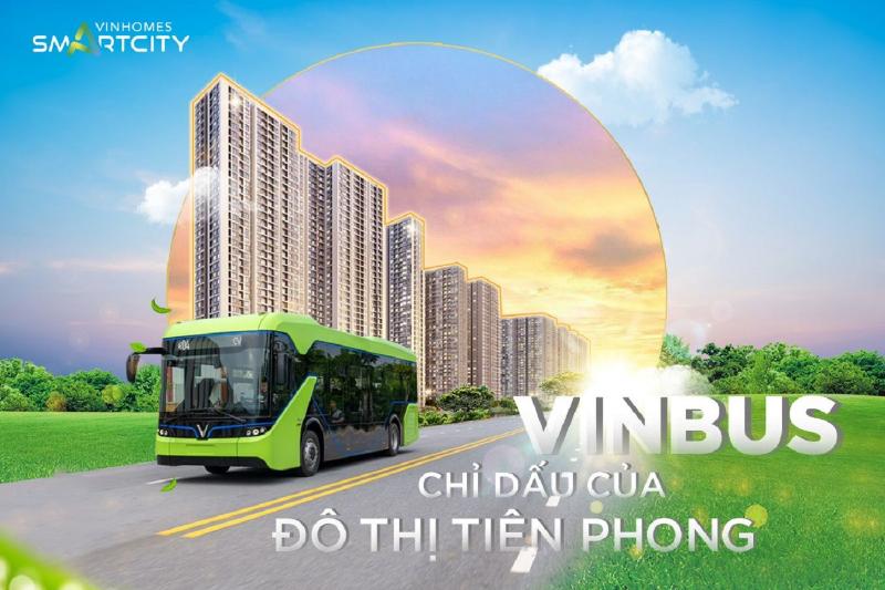 Hành khách đang sử dụng các tiện ích như cổng sạc USB hoặc WiFi trên xe buýt E04 VinBus trong chuyến đi