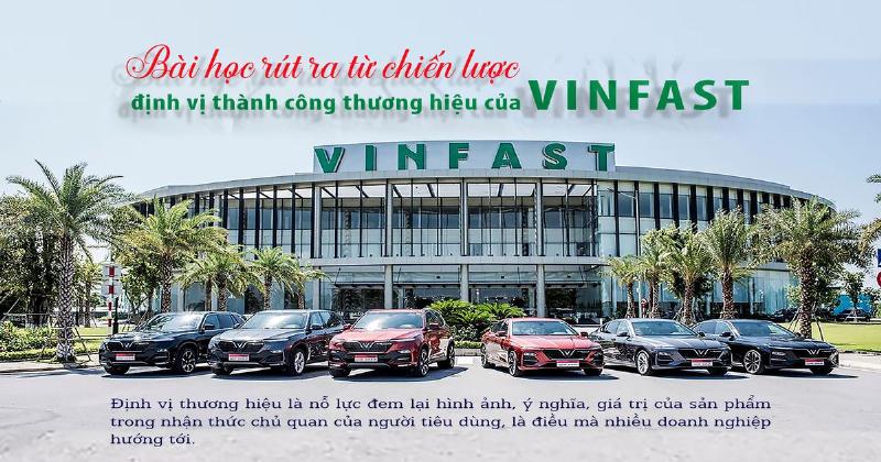 Một gia đình (bố, mẹ, và con học sinh cấp 3) đang cùng nhau xem xét một chiếc xe máy điện tại showroom Vinfast. Họ đang trò chuyện và chỉ vào các bộ phận của xe.