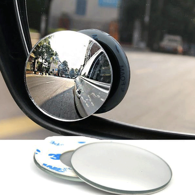 Một chiếc gương cầu lồi đường kính lớn được lắp đặt ở góc cua khuất tầm nhìn trong một bãi đỗ xe tầng hầm, giúp tài xế dễ dàng quan sát phương tiện từ hướng vuông góc