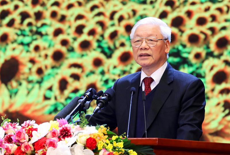 Hình ảnh một nhóm thanh thiếu niên đang học về luật giao thông đường bộ, có thể có sách vở hoặc máy tính, nhấn mạnh việc chuẩn bị kiến thức là quan trọng