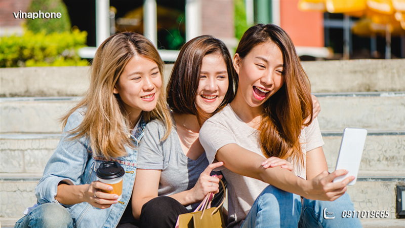 Học sinh cấp 3 sử dụng công nghệ để học tập và giải trí