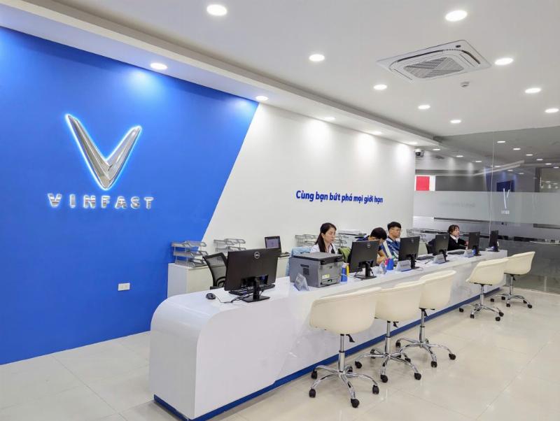 Khách hàng hài lòng trải nghiệm dịch vụ mua sắm và bảo dưỡng tại Vinfast 136 Phạm Văn Đồng