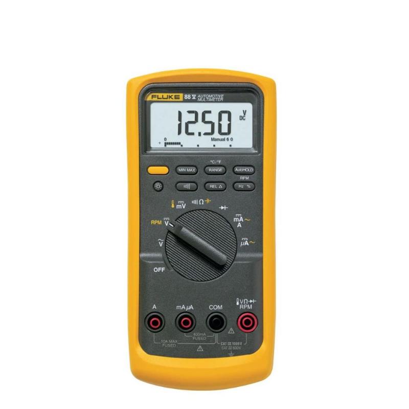 Hinh anh ky thuat vien su dung dong ho do dien (multimeter) de do dien ap cua ac quy xe may dang lap tren xe