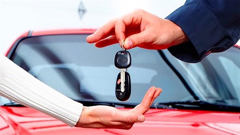 Minh họa cảnh kiểm tra số khung xe ô tô khi mua xe cũ