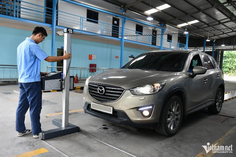 Hình ảnh minh họa những mẹo hoặc kinh nghiệm khi đi đăng kiểm xe, ví dụ như kiểm tra đèn, lốp xe