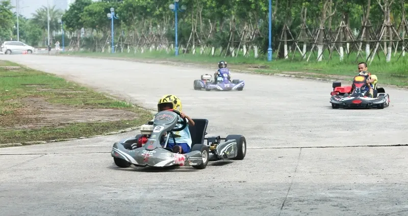 Một tay đua go kart đang thực hiện kỹ thuật vào cua trên đường đua