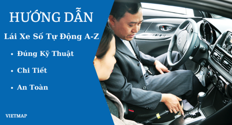 Hình ảnh một tài xế đang tập trung quan sát và đặt tay đúng vị trí trên vô lăng, xe đang dừng đèn đỏ.