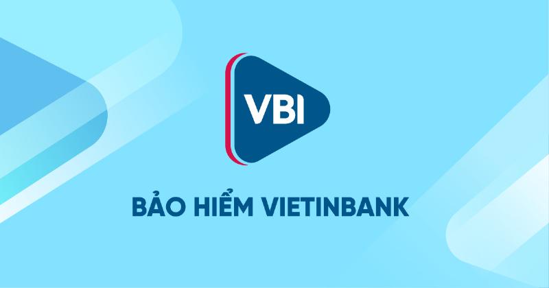 Hình ảnh xe ô tô đang cố gắng đi qua vùng đường ngập nước sâu