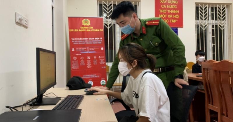 Hình ảnh minh họa một chuyên gia (có thể là công chứng viên hoặc luật sư) đang tư vấn về thủ tục ủy quyền xe máy