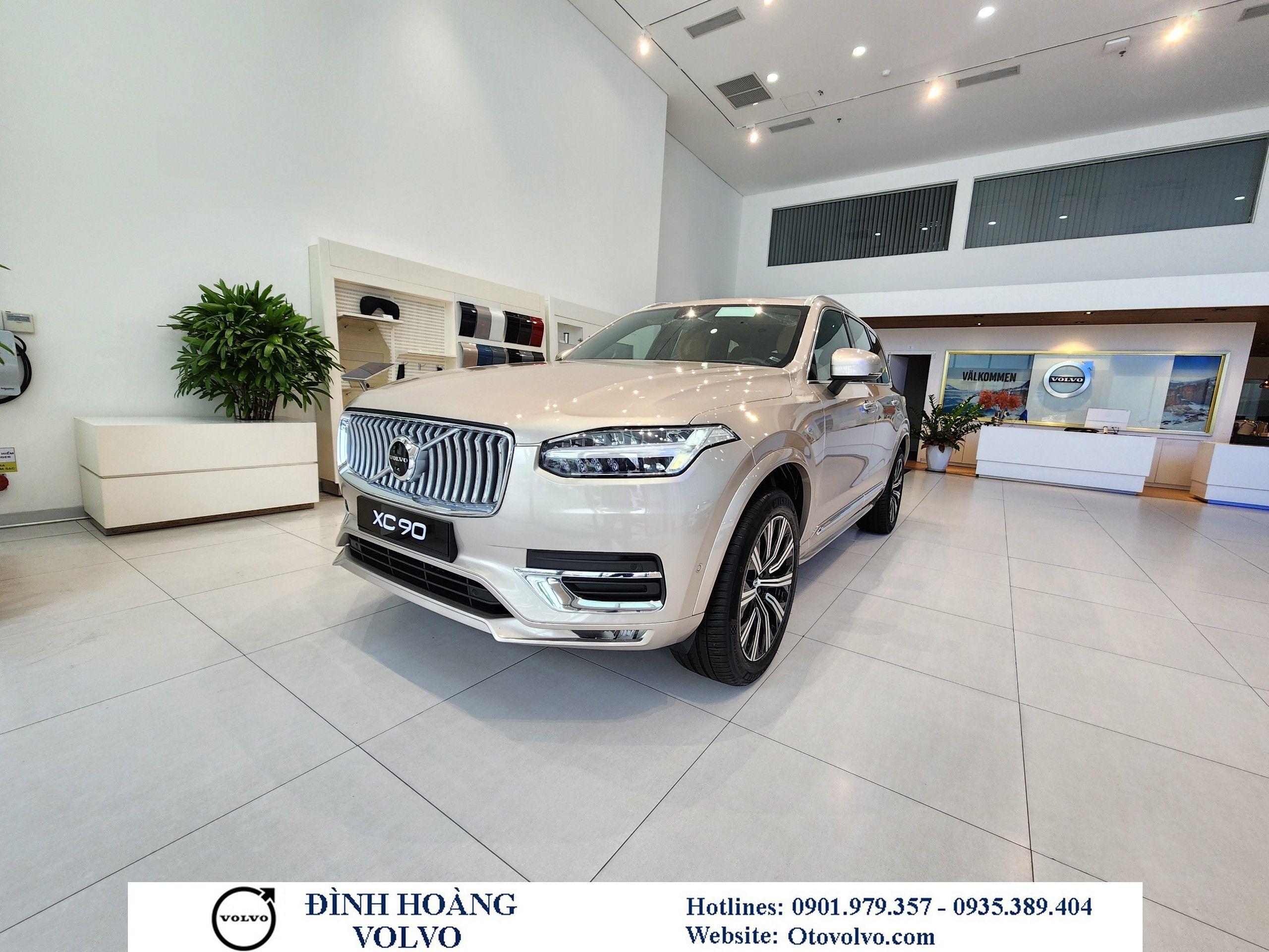 Hình ảnh minh họa việc chọn màu xe ô tô hoặc xe máy theo phong thủy bản mệnh của người tuổi hợi, ví dụ xe màu trắng, đen, đỏ, vàng