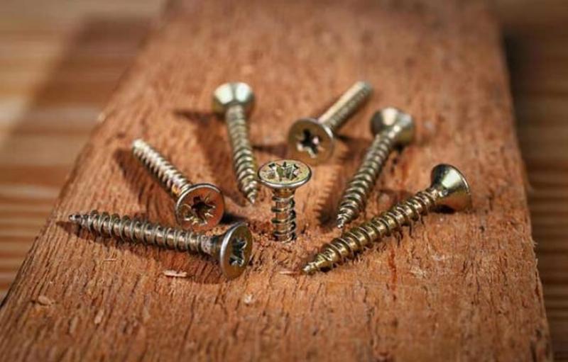 Hình ảnh gia đình đang cùng nhau sử dụng máy khoan pin để lắp ráp đồ nội thất, thể hiện sự gắn kết và tính ứng dụng trong cuộc sống gia đình.