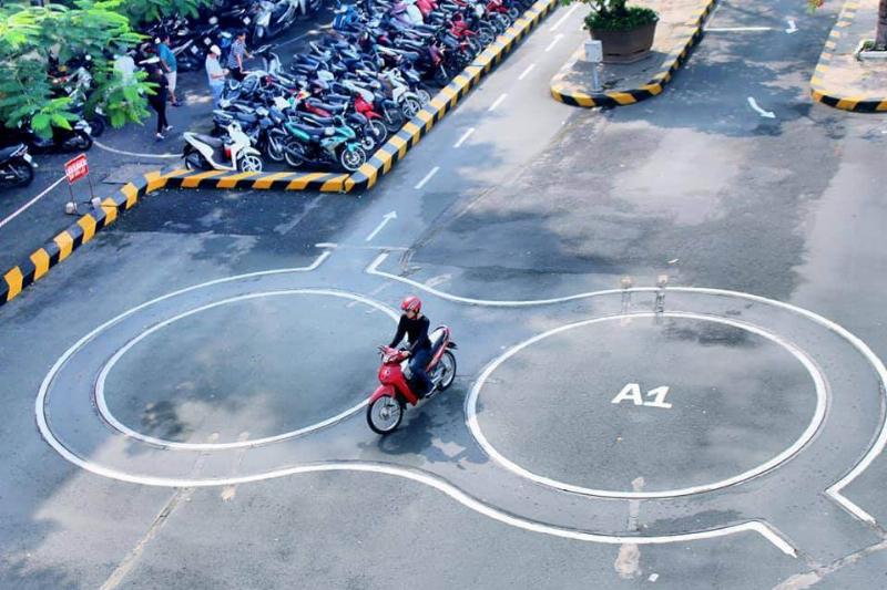 Người đang luyện tập và áp dụng mẹo để vượt qua bài thi lái xe A1 thực hành