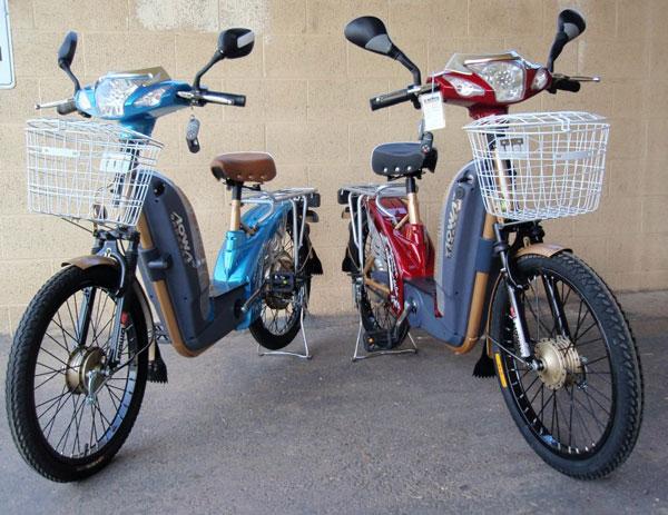 Ba chiếc xe đạp điện có kiểu dáng khác nhau được trưng bày, mỗi chiếc có bảng giá minh họa các phân khúc giá khác nhau cho xe đạp điện phù hợp với người cao tuổi