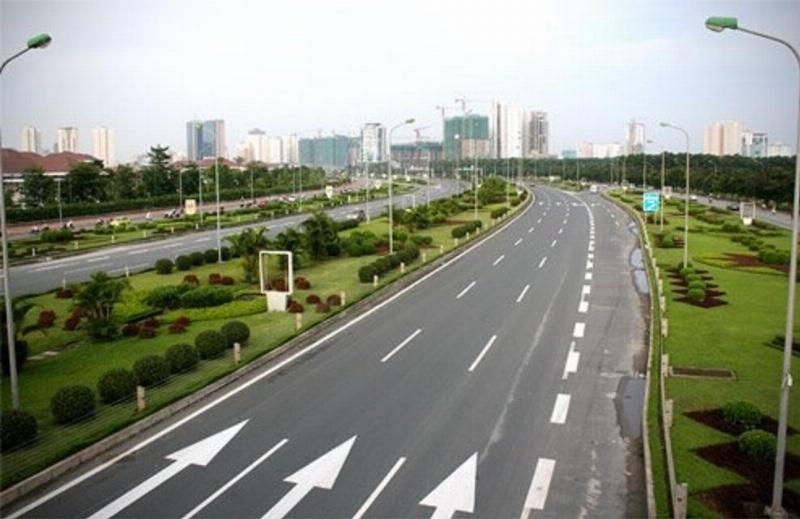 Mũi tên sơn trên mặt đường chỉ dẫn hướng đi bắt buộc trên tuyến đường một chiều